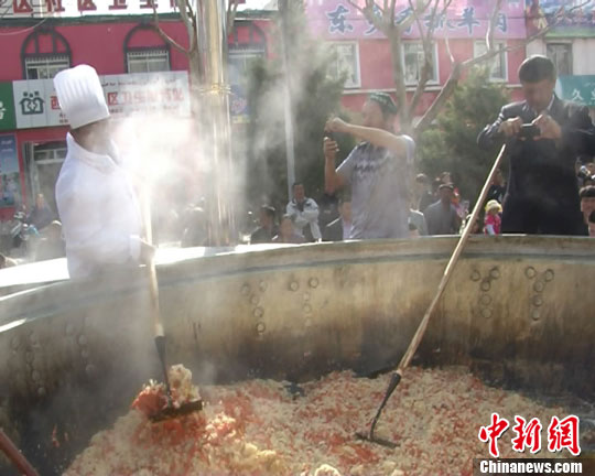 大锅抓饭供6000人食用