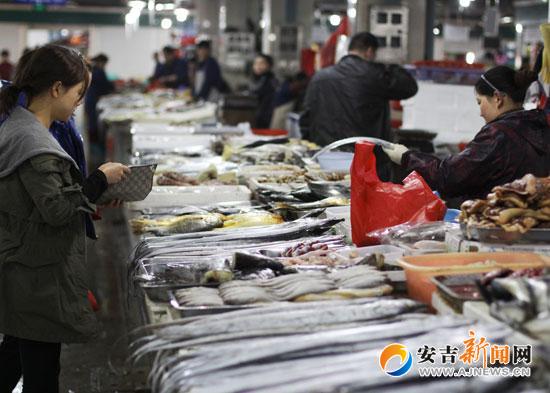 记者昨天下午在递铺中心农贸市场发现,鱼,虾等水产品摊位生意爆棚