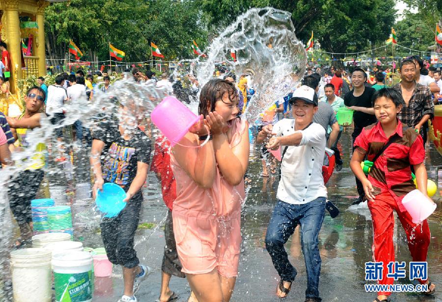 德宏举行国际泼水狂欢节