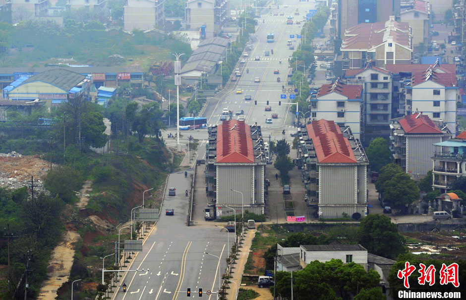 长沙两栋安置房路中占道