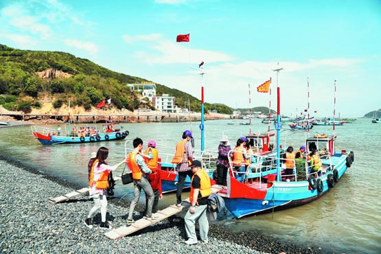天气转暖 “玩海”游客增多
