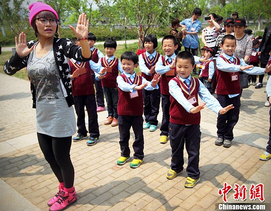 南京聋童学街舞