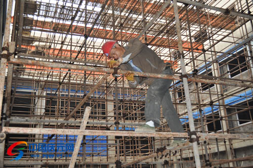 人民医院改造项目 内庭脚手架搭建中--中国庆元