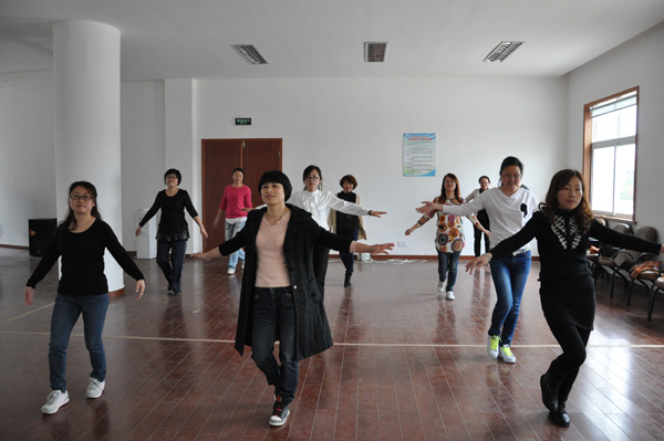 岱西镇举办“舞动生活”广场舞培训班--岱山新闻网