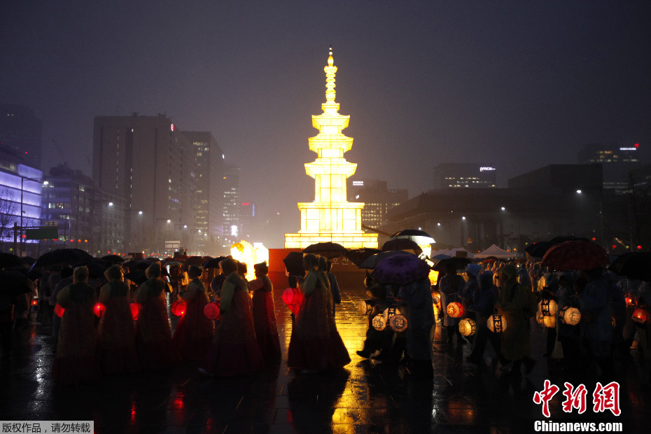 韩国举行传统点灯仪式