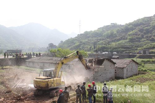 胡源乡首日拆除违章建筑500多平方米