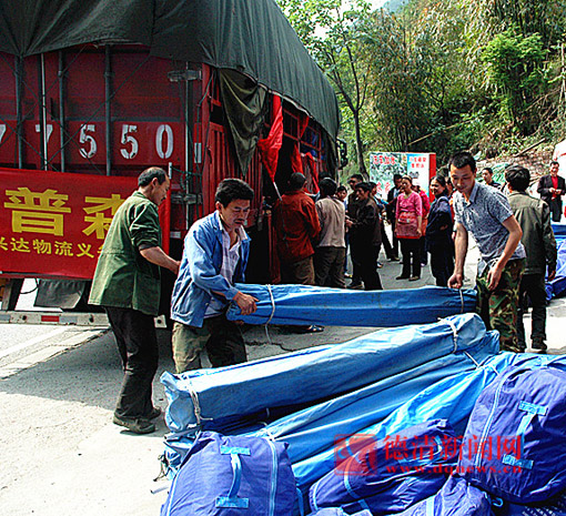 泰普森首批帐篷送到雅安灾民手中