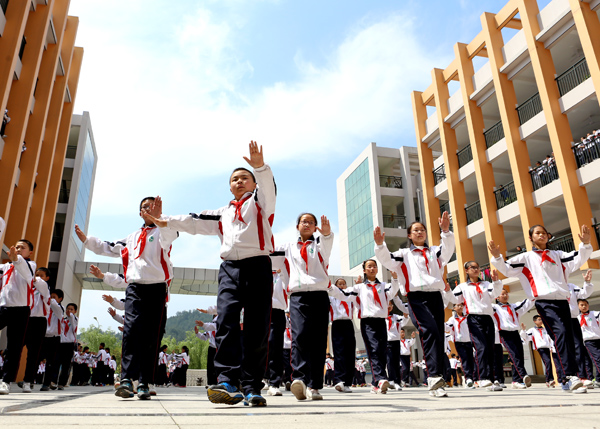 一中学查<em>学生头发</em>长度 女生<em>剪</em>3次仍被轰走后自