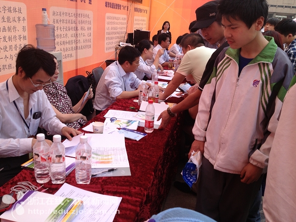 半天发出上万份招生资料 杭州中职学校为何越