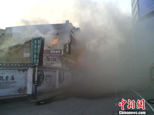 张家口闹市区手机店着火