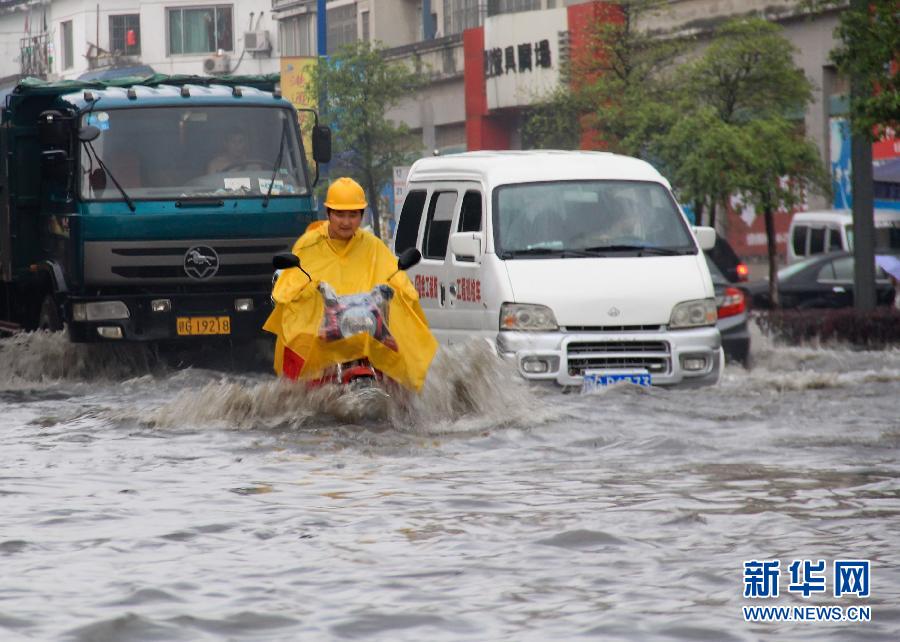 广西江西两地暴雨漫城