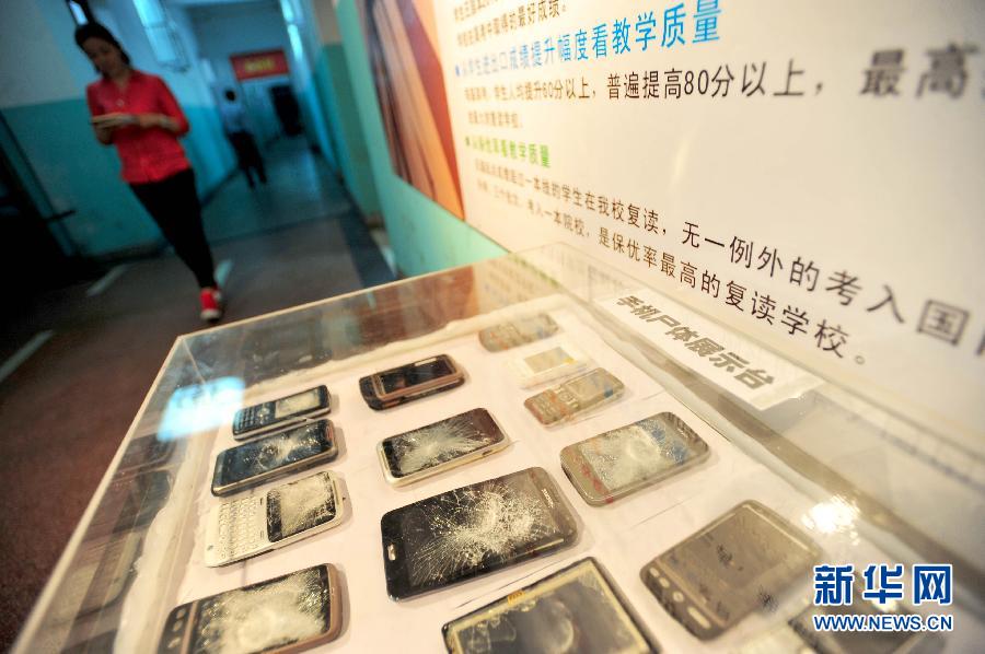 学生玩手机老师就砸烂