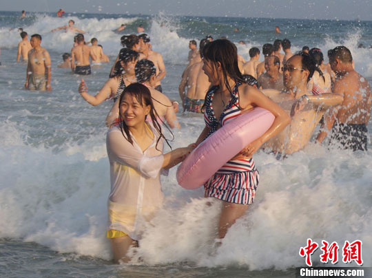 高温热浪侵袭广西北部湾