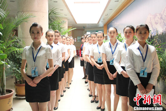 帅哥靓女竞聘当“空乘”