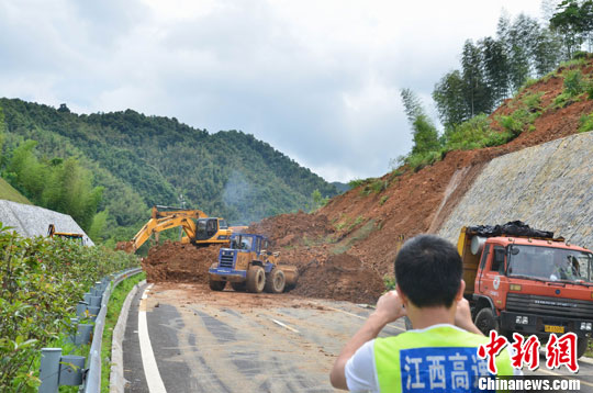 强降雨致江西山体滑坡