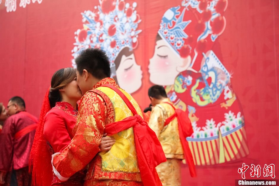 圆明园上演中式婚礼