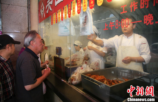 杭再现禽类熟食热销场面