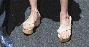 时尚    拇指外翻变形吓坏粉丝   这并不是杨紫琼首次被拍到脚趾变形.