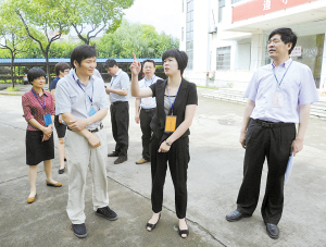 图为王慧琳等在上虞中学考点巡视 记者 韩坚 摄