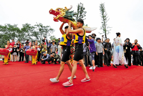 2013中国·嘉兴端午民俗文化节依然以古朴庄重的神龙祭为开端.