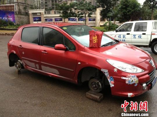 黑车司机“改行”偷车胎
