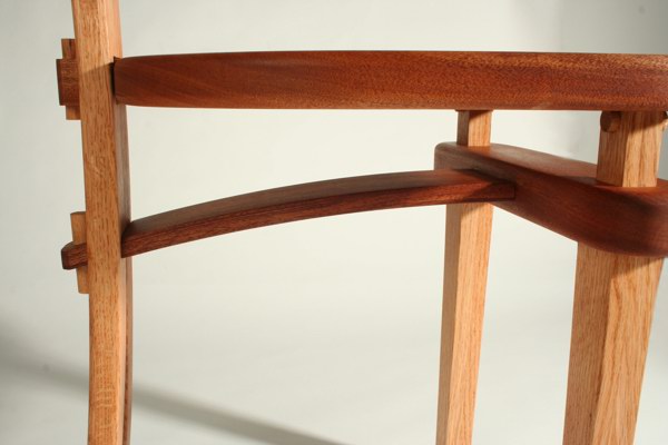 heidi garriott设计了这款通过榫卯结构连接起来的木椅