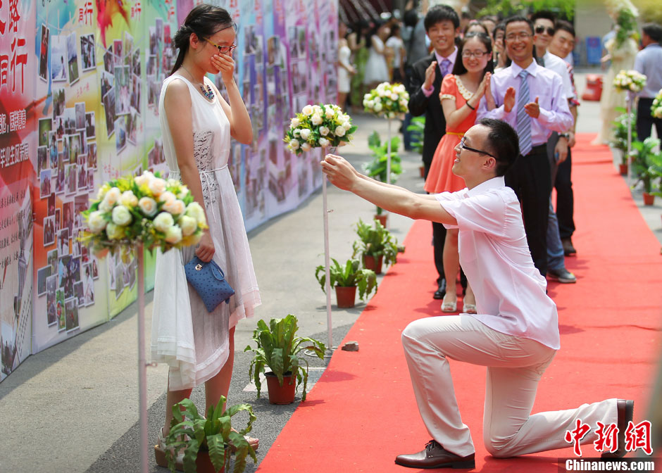 毕业典礼秀浪漫求婚一幕