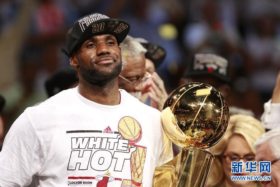 詹姆斯总冠军颁奖仪式 14336504_990682.jpg