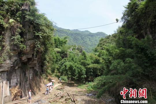 长宁一景区发现人居天坑