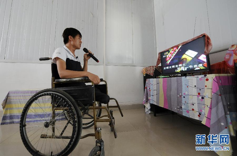 在宁夏西吉县一个偏远的小山村里,8年前,一场车祸让他永远失去了双腿