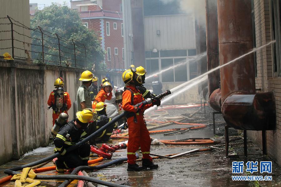 福建厦门一仓库起火