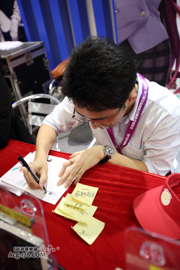 轻小说《打工吧!魔王大人》上海CCG签售现场