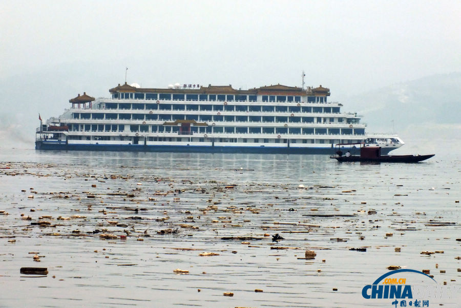 三峡水库又现漂浮垃圾带
