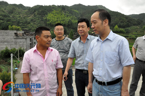 7月16日,县委书记杜光旻深入龙溪乡,举水乡,实地调研农业农村及古村落