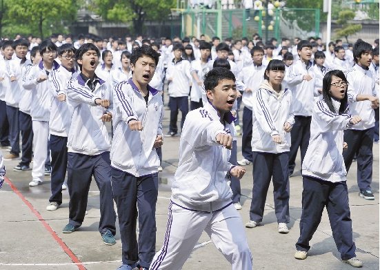 箬横中学的学生们在课间做跆拳道操.(资料图片)