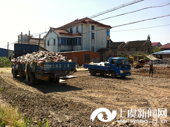 崧厦海线潘韩村路口,违章建筑已拆除,正在清除建筑垃圾.