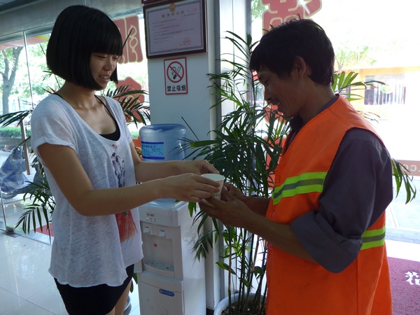 爱心送水让马路天使感受清凉