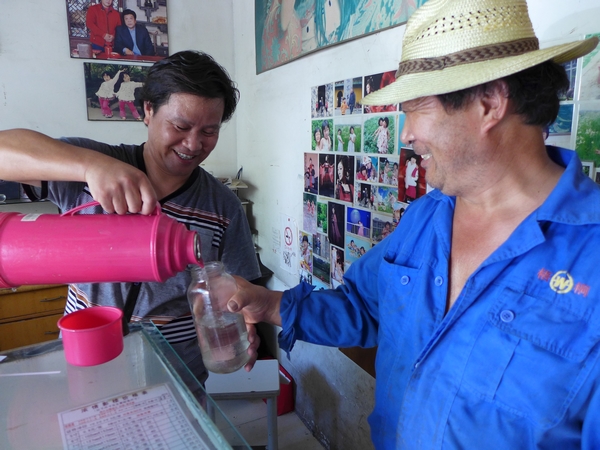 爱心送水让马路天使感受清凉--桐乡新闻网