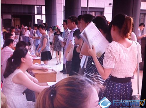 2013夏季长兴县人力资源交流会在文化馆举行