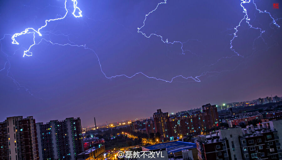 北京遭雷雨闪电刺破长空
