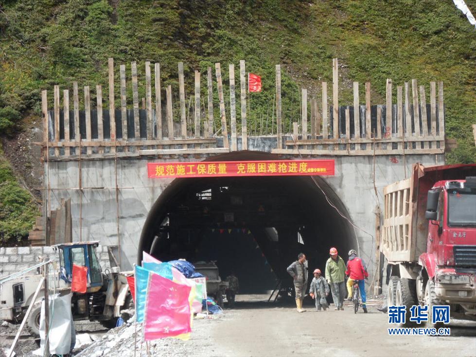 扎墨公路预计10月份竣工