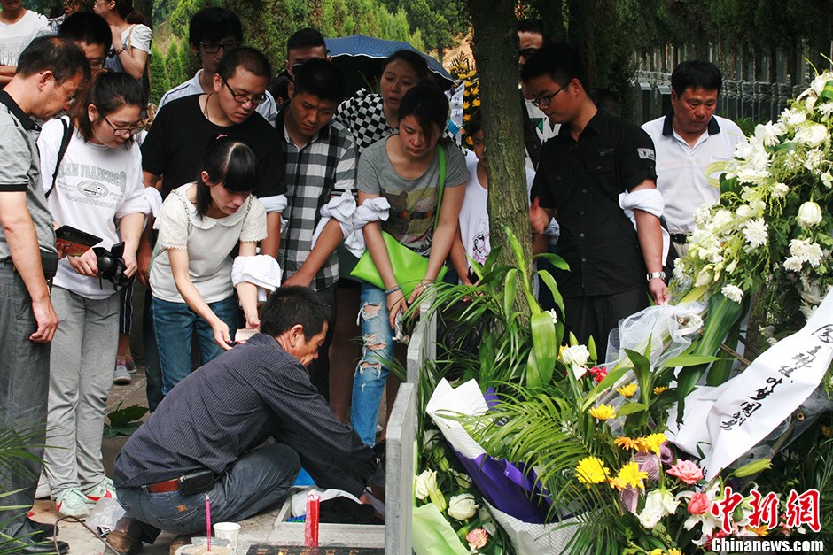 韩亚空难遇难者下葬