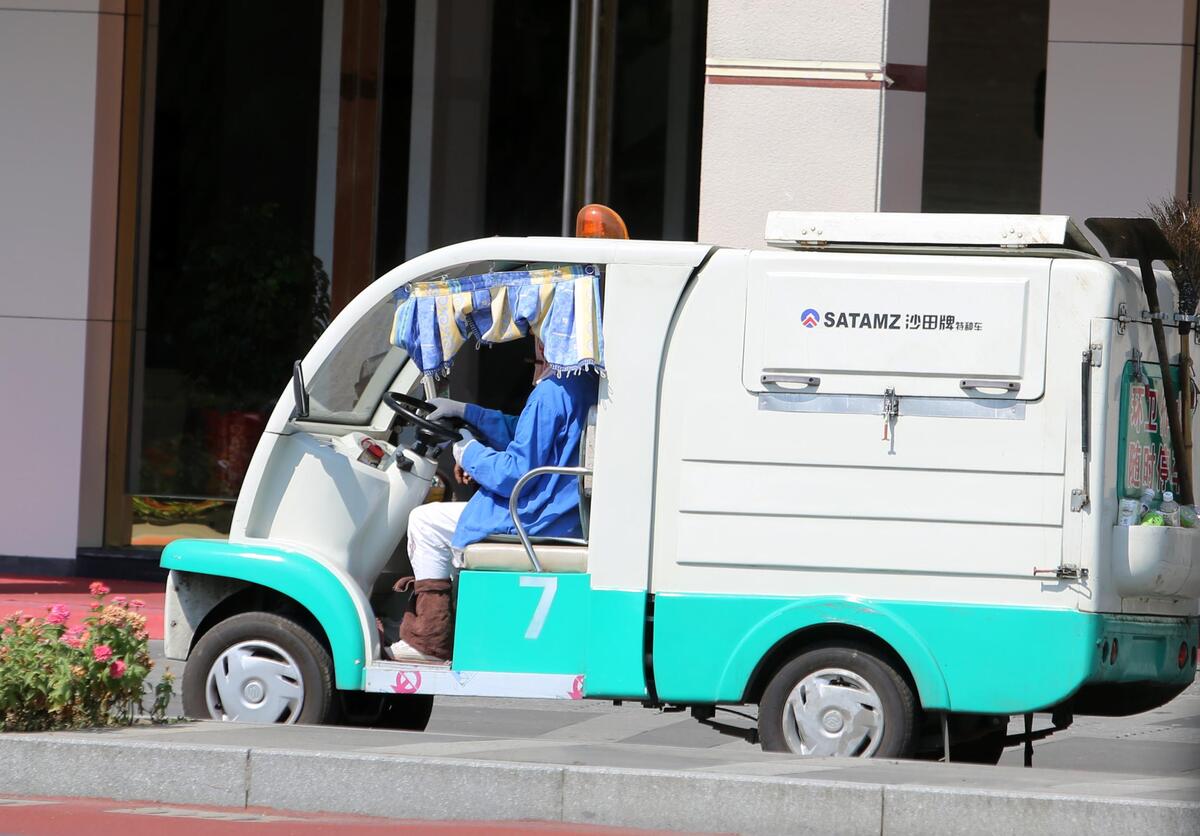 挡烈日环卫工人有妙招 自制车窗帘(图)