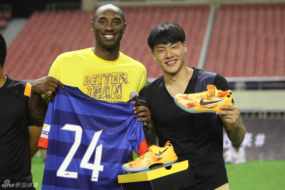 科比获赠24号申花球衣:爱看足球