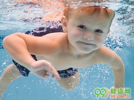 夏季游泳耳朵进水怎么办