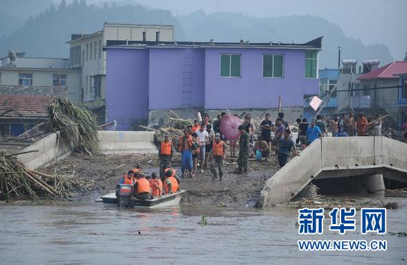 精粹 正文 8月17日,砂场小区居民在小区内搜寻被洪水冲散的物品