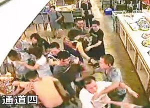 8人吃自助火锅剩6斤菜 2人不满加收费用打人被拘