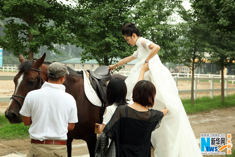 组图:何洁赫子铭结婚照曝光 并肩骑马甜蜜拥吻-婚纱照,小女生,赛马场