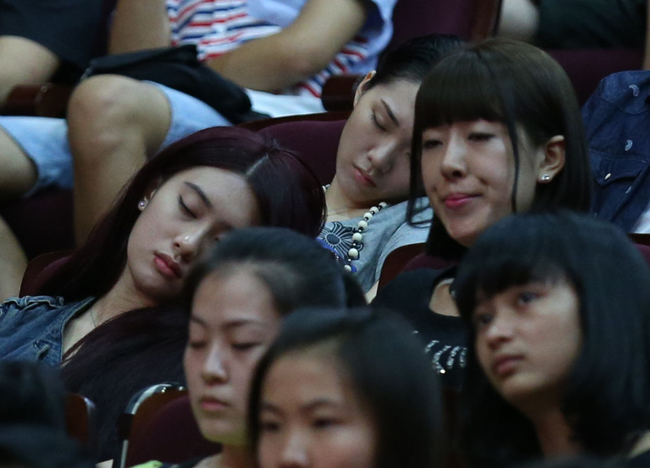 北影开学典礼美女睡一片