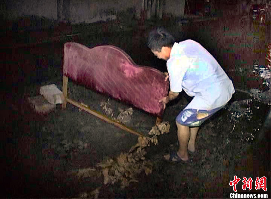 南京路面爆管现大坑